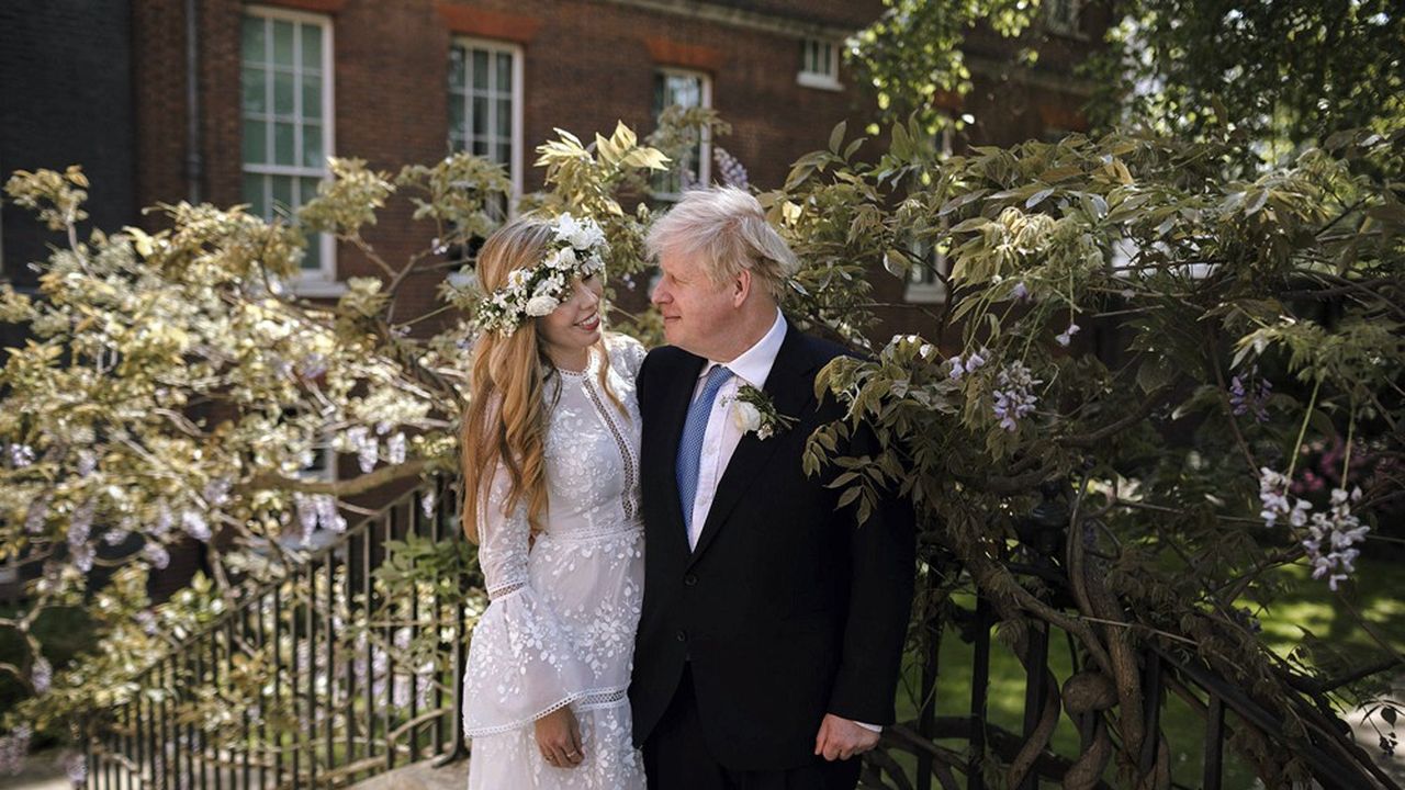 Le Premier ministre britannique Boris Johnson et Carrie Johnson se sont mariés religieusement samedi lors d'une petite cérémonie privée.