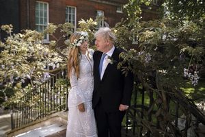 Le Premier ministre britannique Boris Johnson et Carrie Johnson se sont mariés religieusement samedi lors d'une petite cérémonie privée.