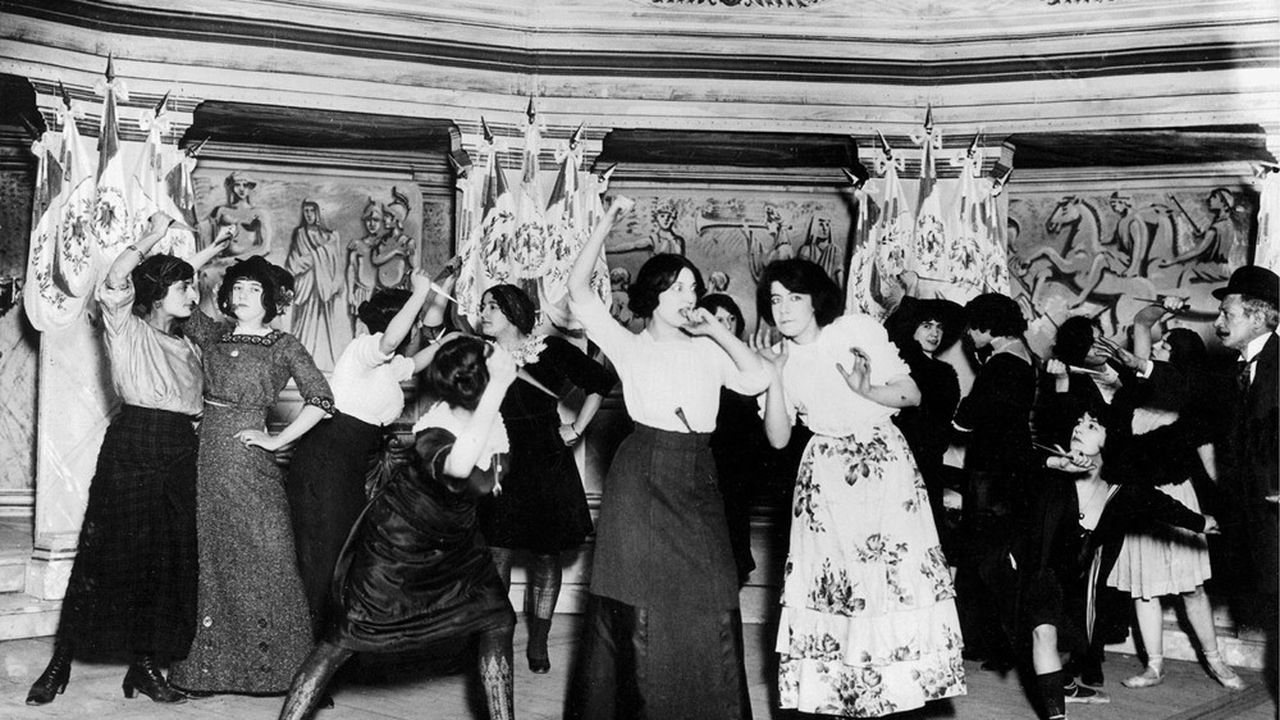 Les années folles furent un moment incroyablement fécond dans l'art et la culture française et européenne, après les millions de morts de la Grande Guerre et de la grippe espagnole. Ici au à Paris, en 1920, au cabaret du Moulin Rouge.