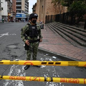 Un soldat colombien contrôle l'accès à une rue dans le cadre du déploiement de l'armée à Cali, troisième ville de Colombie, au lendemain d'émeutes qui ont fait treize morts.
