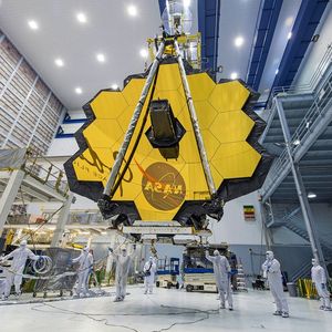 La surface du miroir primaire du James Webb est six fois plus importante que celle de Hubble et permet au télescope de collecter une image neuf fois plus vite que son prédécesseur.