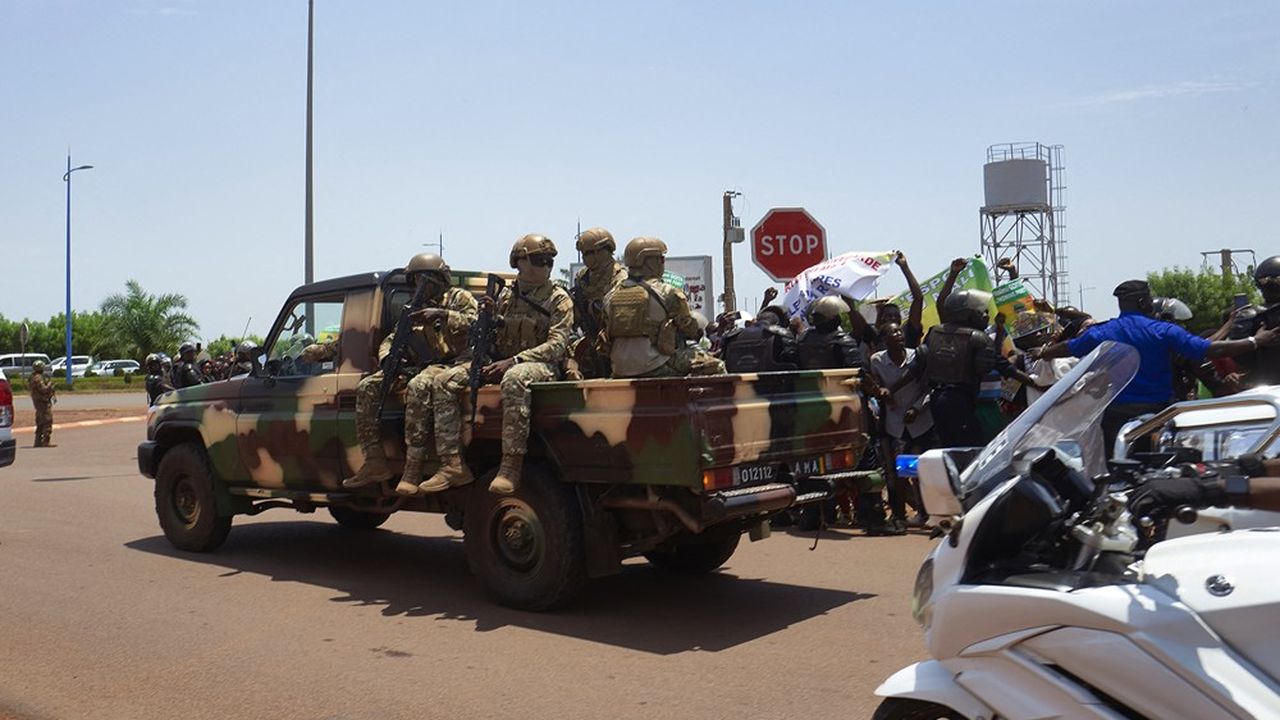 Le colonel Assimi Goita, escorté à son retour d'un sommet régional, a promis des élections pour faire oublier le nouveau coup d'Etat au Mali.