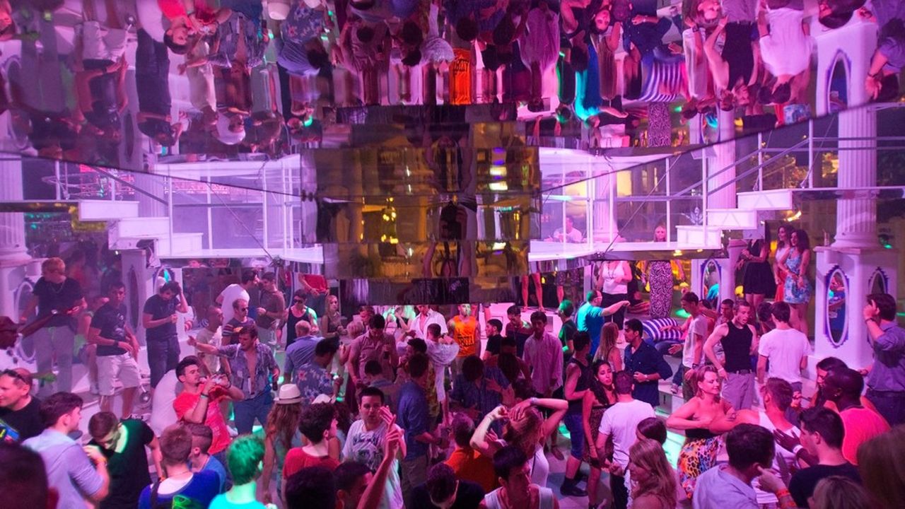 A Ibiza, épicentre du night clubbing européen, les discothèques ont établi leurs propres règles et préparent une nuit test avant l'été.