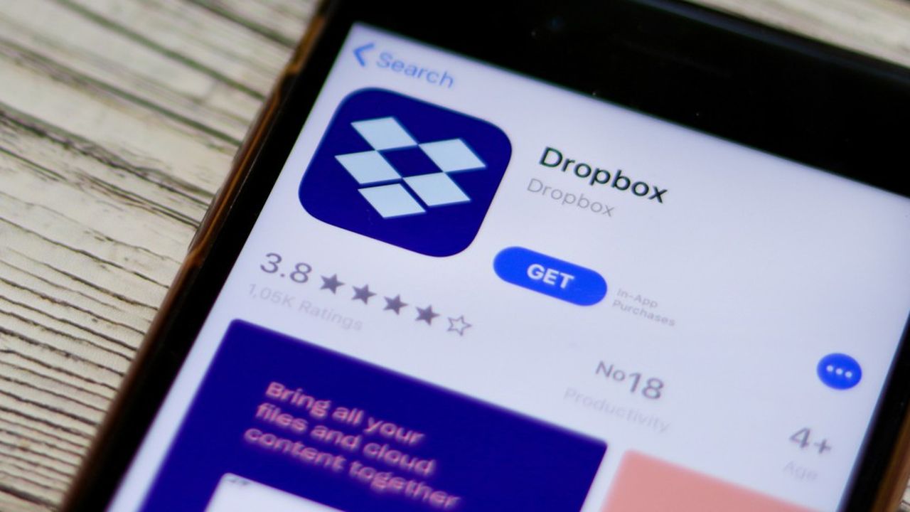 Drew Houston, le PDG et cofondateur de Dropbox, tient son groupe grâce au système d'actions à plusieurs classes qu'il a mis en place et lui octroie 71,6 % des droits de votes.