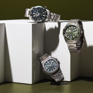 Trois montres couleur vert.
