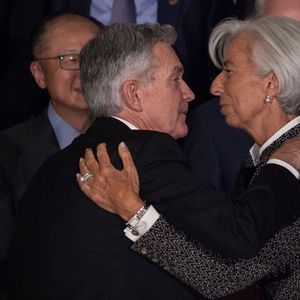 Jerome Powell, président de la Réserve fédérale américaine, et Christine Lagarde, désormais présidente de la Banque centrale européenne et alors directrice générale du Fonds monétaire international, le 21 juillet 2018, lors du G20, à Buenos Aires.