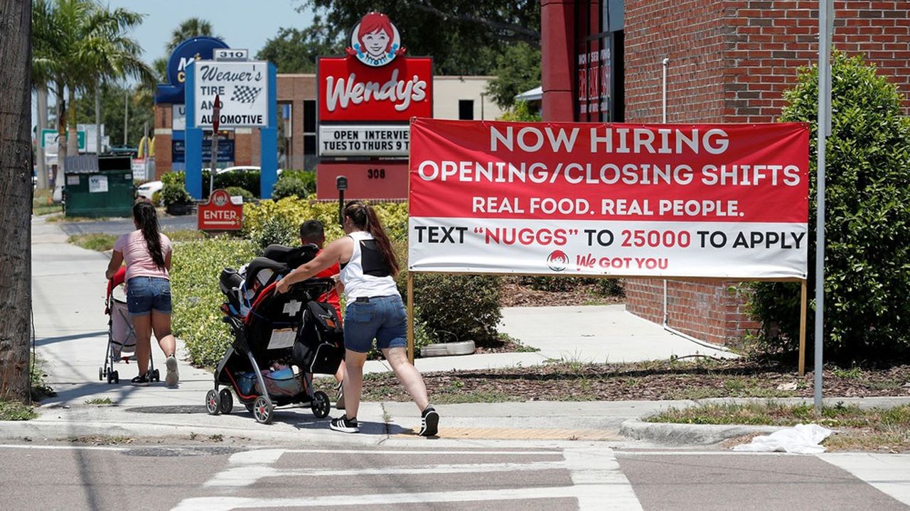 Le 1er juin, en Floride, un restaurant Wendy's cherche des employés invités à candidater par SMS. Selon l'association des entreprises indépendantes, 45 % des PME américaines disent avoir récemment eu des difficultés à pourvoir des postes.
