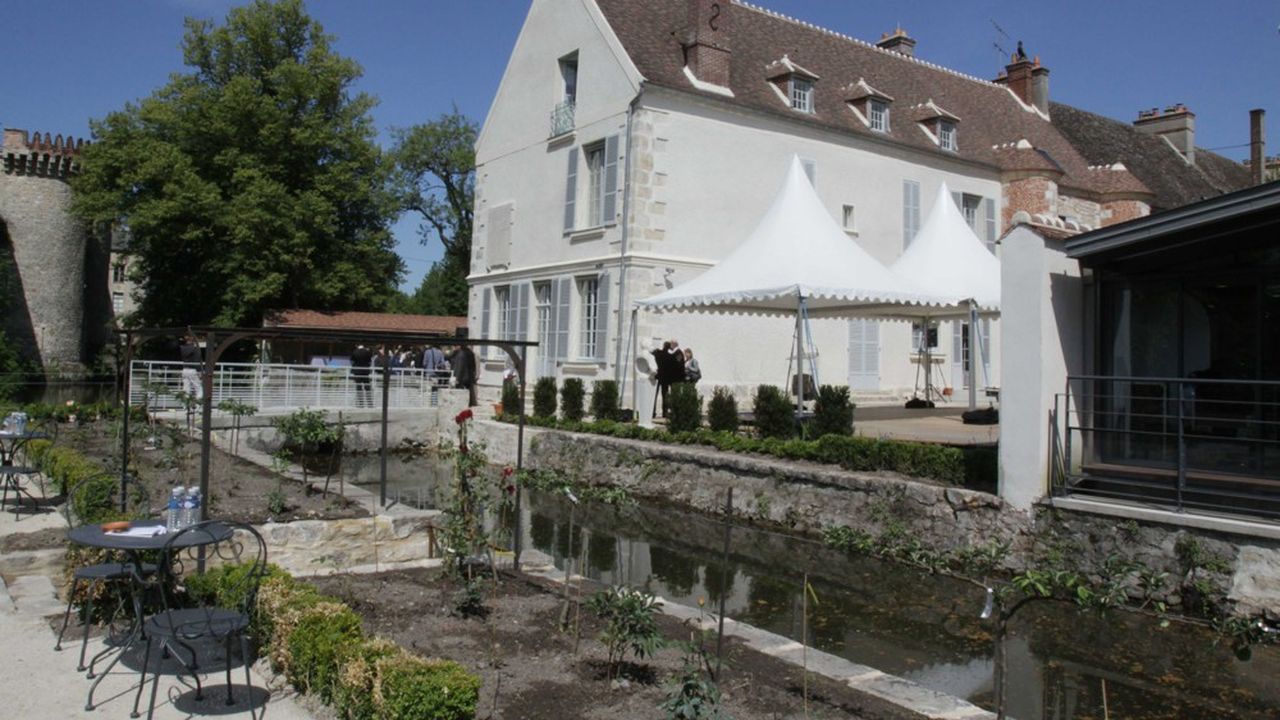 La Maison Cocteau, menacée de fermeture après le décès de son mécène Pierre Bergé, a été sauvée après son rachat par le conseil régional d'Ile-de-France en 2019.