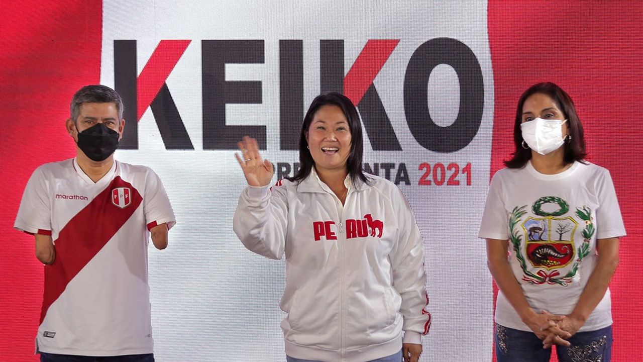 Keiko Fujimori (au centre) pourrait devenir la première femme présidente du Pérou.