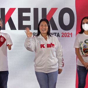 Keiko Fujimori (au centre) pourrait devenir la première femme présidente du Pérou.