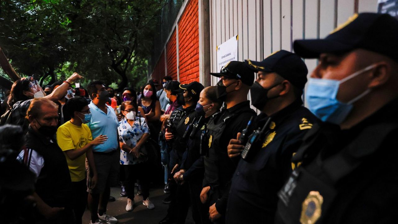 Des policiers protégeant un bureau de vote dimanche à Mexico. Au total, 20 bureaux n'ont pas pu ouvrir dans le pays en raison des troubles.