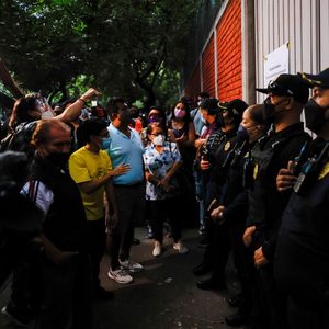 Des policiers protégeant un bureau de vote dimanche à Mexico. Au total, 20 bureaux n'ont pas pu ouvrir dans le pays en raison des troubles.