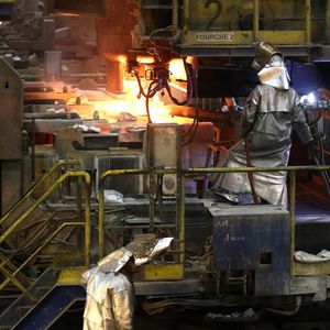 L'aciérie d'Ascoval fournit à l'usine d'Hayange l'acier qui lui permet de produire des rails pour la SNCF.