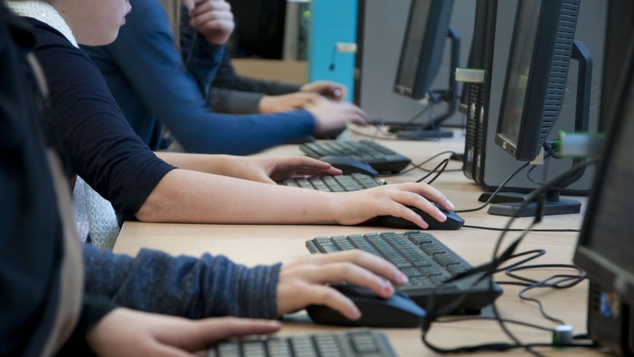 D'après une étude de Save the Children, menée auprès d'adolescents de 13 ans, 29,3 % d'entre eux ne savent pas télécharger un fichier sur la plateforme informatique de leur collège.