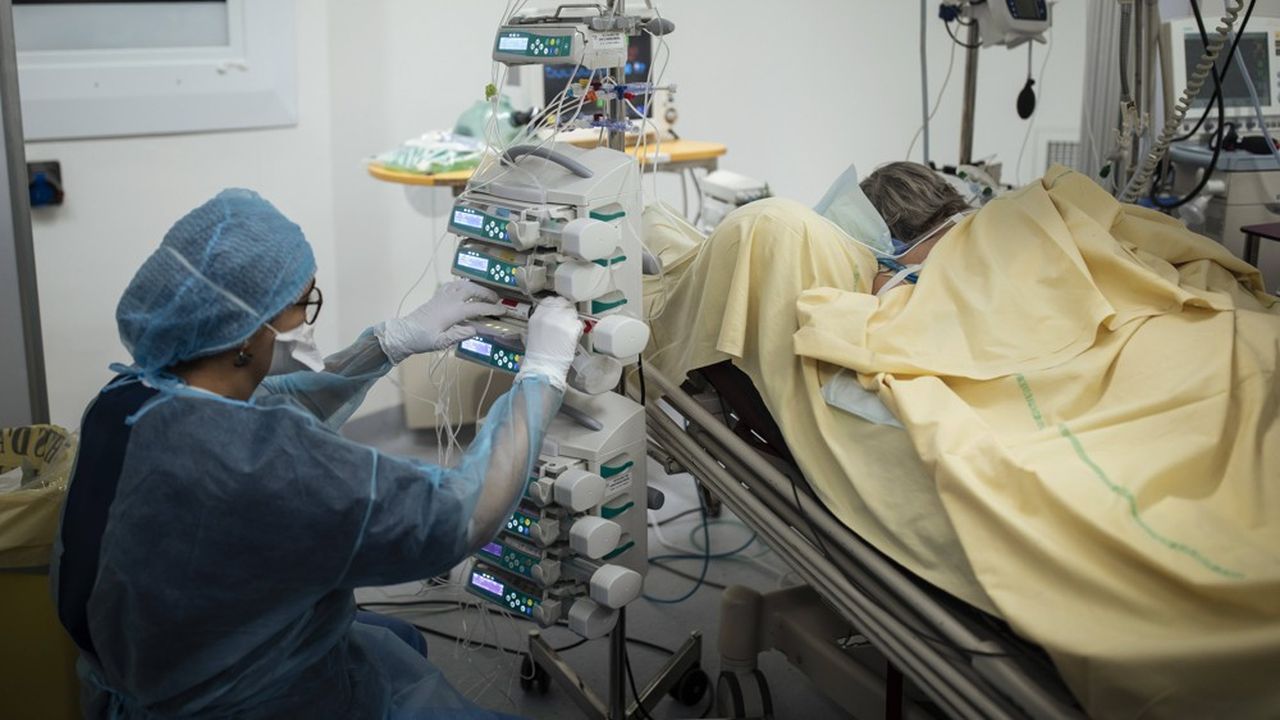 En France, 2.394 personnes étaient hospitalisées en réanimation ce mardi pour une infection au Covid-19.