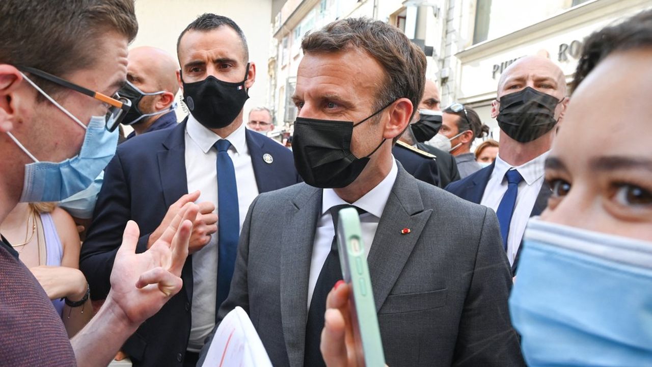 Emmanuel Macron, lors d'un bain de foule à Valence, mardi.