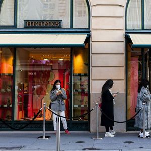 Hermès affiche une valorisation spectaculaire à plus de 65 fois les bénéfices attendus.