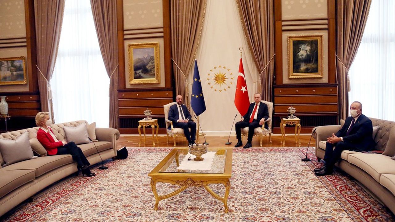 La visite des deux dirigeants de l'Union européenne, Ursula von der Leyen à gauche et Charles Michel à droite au président turc Recep Tayyip Erdogan le 6 avril dernier était destinée à apaiser les relations entre l'UE et la Turquie.