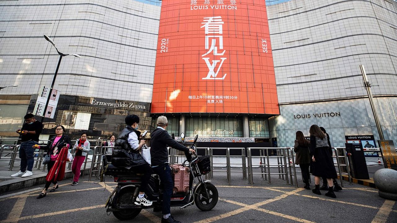 L'affiche pour découvrir une exposition dédiée à Louis Vuitton sur la International Plaza de Wuhan, en octobre 2020.