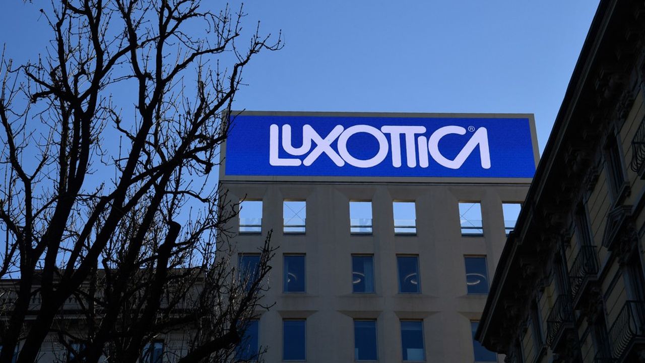 En Italie, Luxottica a encore 12.000 salariés sur 80.000 dans le monde, alors qu'ils ne sont que 4.500 pour le groupe Essilor en France sur 65.000.