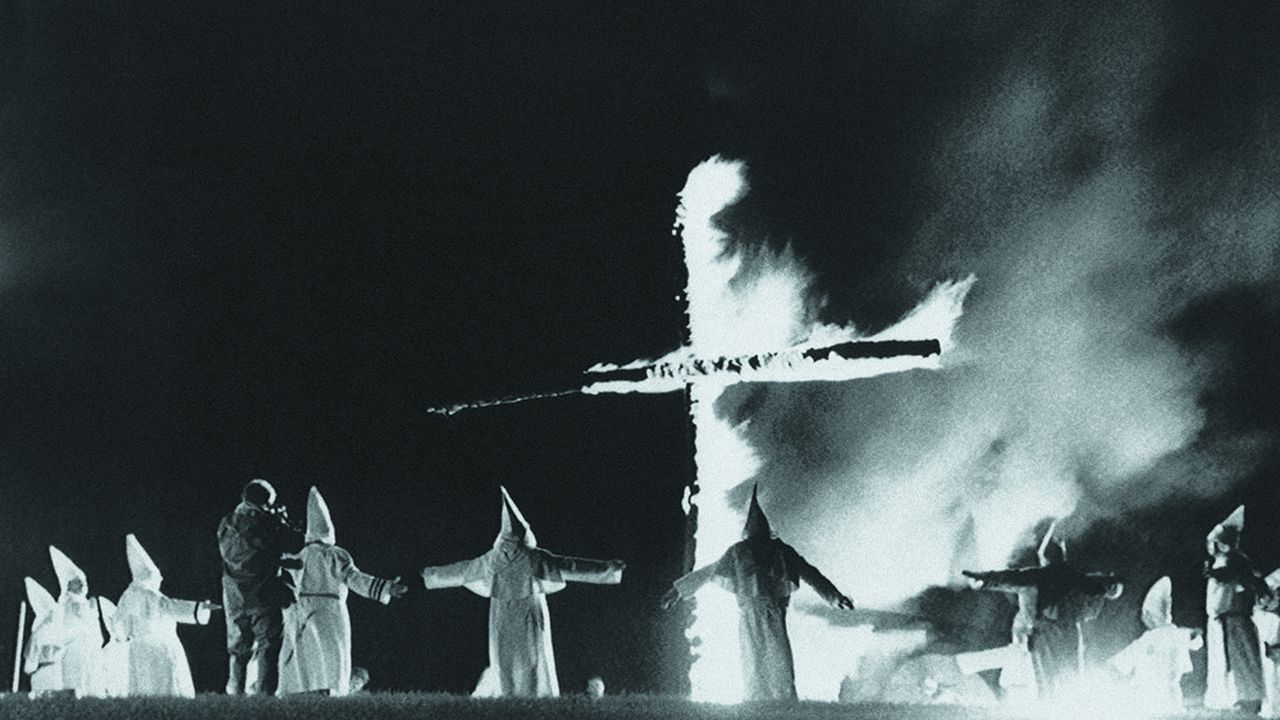 Le Ku Klux Klan fut une puissante force contre les juifs et les Canadiens français dans le Maine dans les années 1920. Les membres du KKK se retrouvent encore dans cet Etat du Nord-Est américain pour brûler une croix à Rumford le 27 septembre 1987 et se faire photographier.