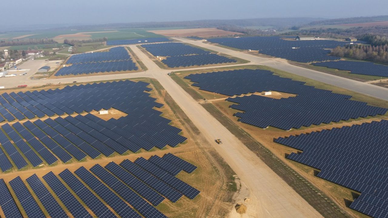 Vue aérienne d'une station photovoltaïque à Marville, dans l'est de la France, avril 2021.