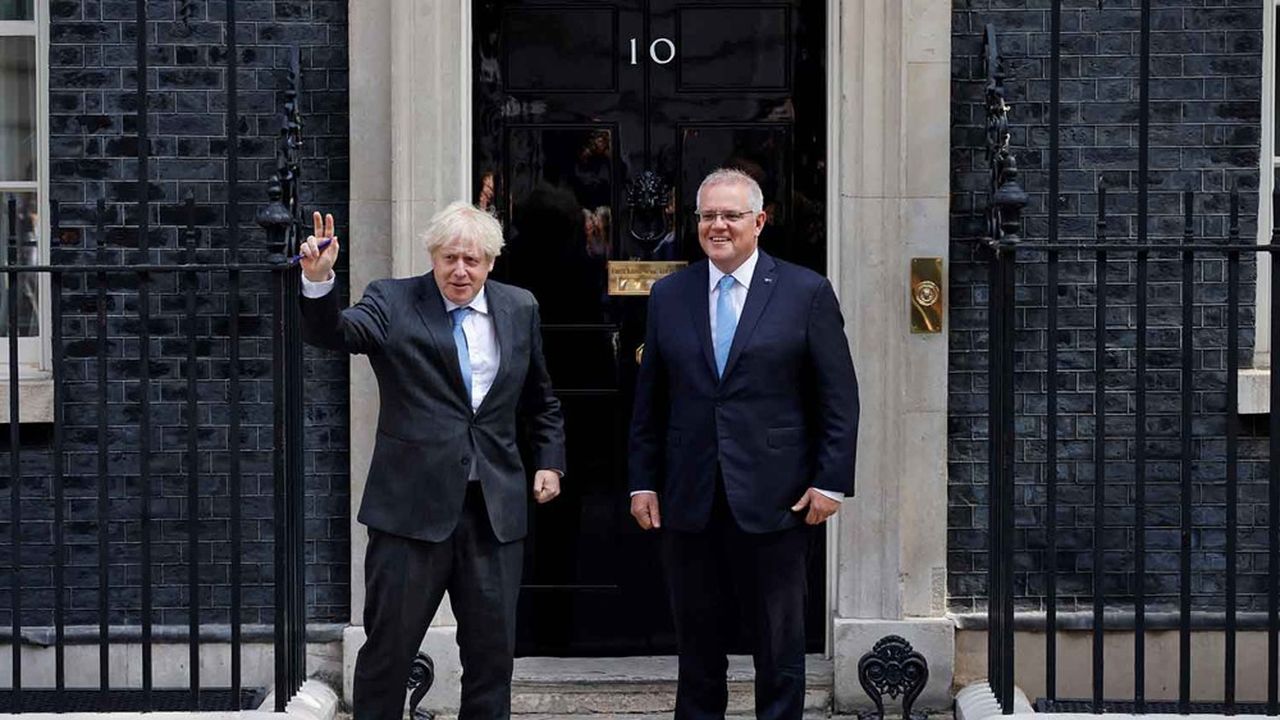 Boris Johnson et le Premier ministre australien Scott Morrison devant le 10 Downing street. (Photo by Tolga Akmen / AFP)