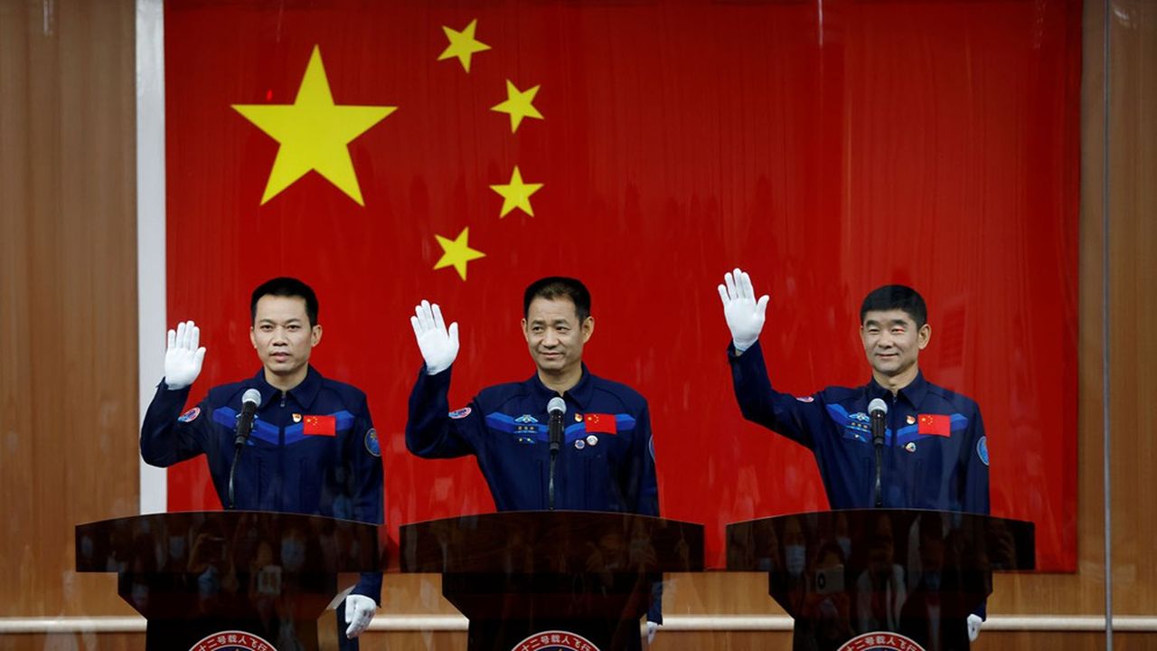 A bord du premier module de la station spatiale chinoise, les trois astronautes doivent préparer l'arrivée de deux nouveaux modules qui viendront compléter l'installation.