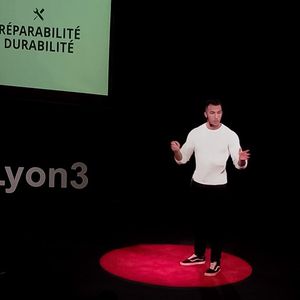 Maxime Cousin, lors d'une conférence TEDx à Lyon.