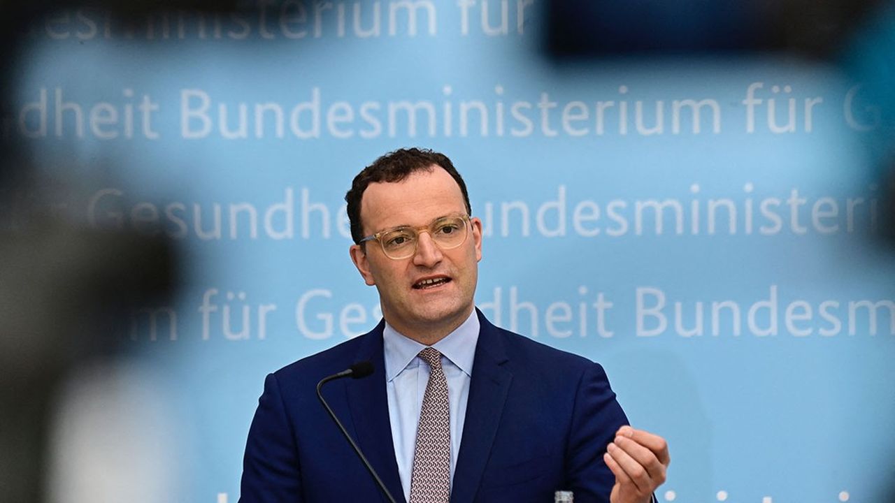 Jens Spahn cristallise désormais les critiques des Allemands : 62 % des personnes interrogées pour le baromètre d'ARD se disent insatisfaites de sa gestion. (Photo by Tobias Schwarz/AFP)