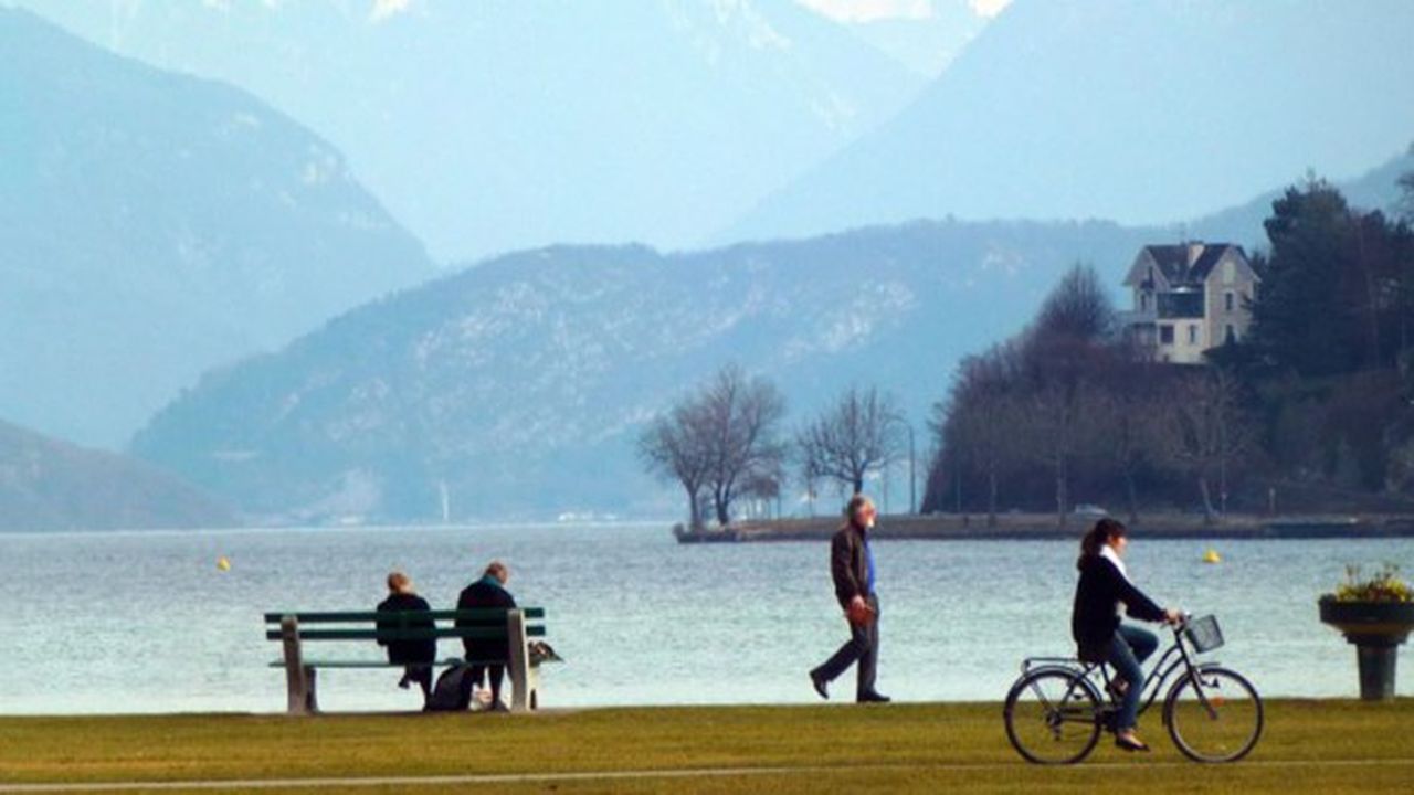 Cet été, 200 vélos à assistance électrique seront mis à disposition dans 10 stations Vélonecy réparties autour du lac.