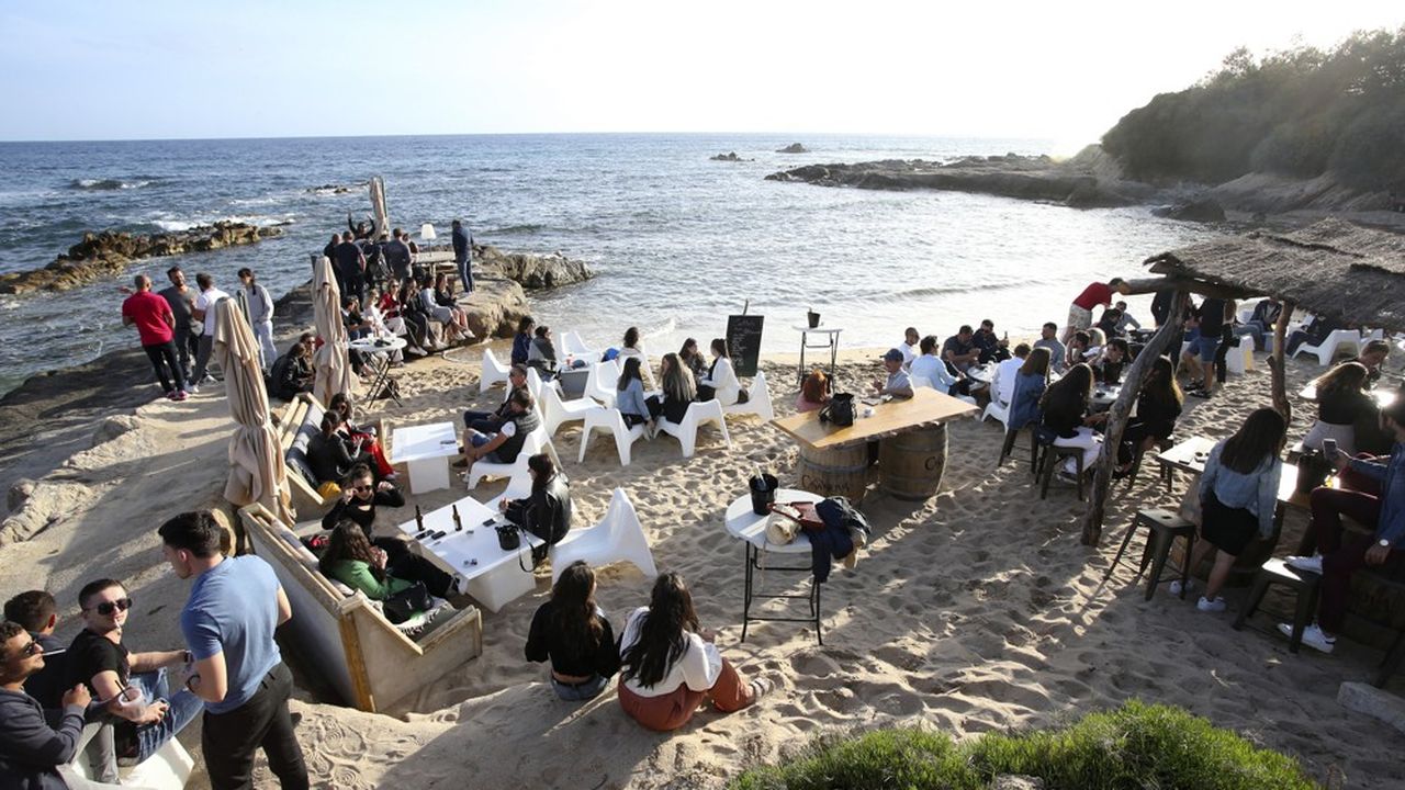 Une plage de Corse le 19 mai, jour de réouverture des terrasses partout en France.