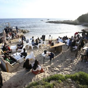 Une plage de Corse le 19 mai, jour de réouverture des terrasses partout en France.