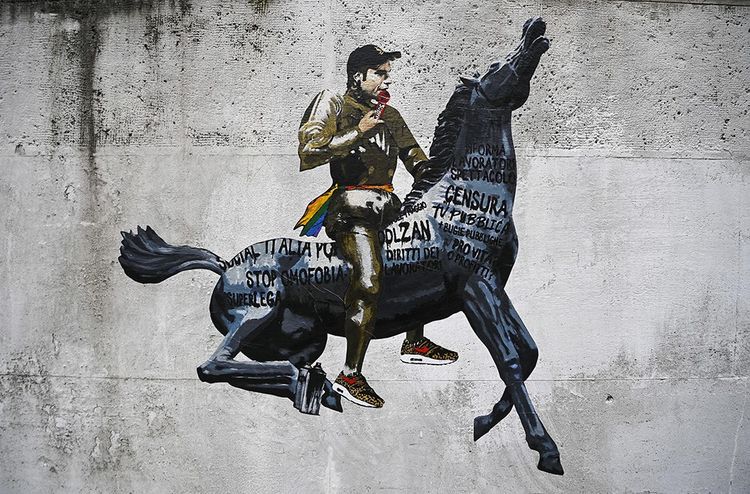 Fedez chevauchant le cheval symbole de la Rai. Affiche du street artiste Harry Greb, dans une rue de Rome.
