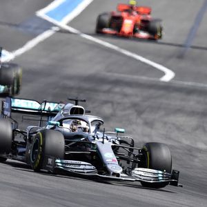 Lewis Hamilton (Mercedes) a remporté l'épreuve sur le circuit Paul-Ricard en 2018 et 2019. Cette année, Max Verstappen, sur RedBull, est son rival numéro un.
