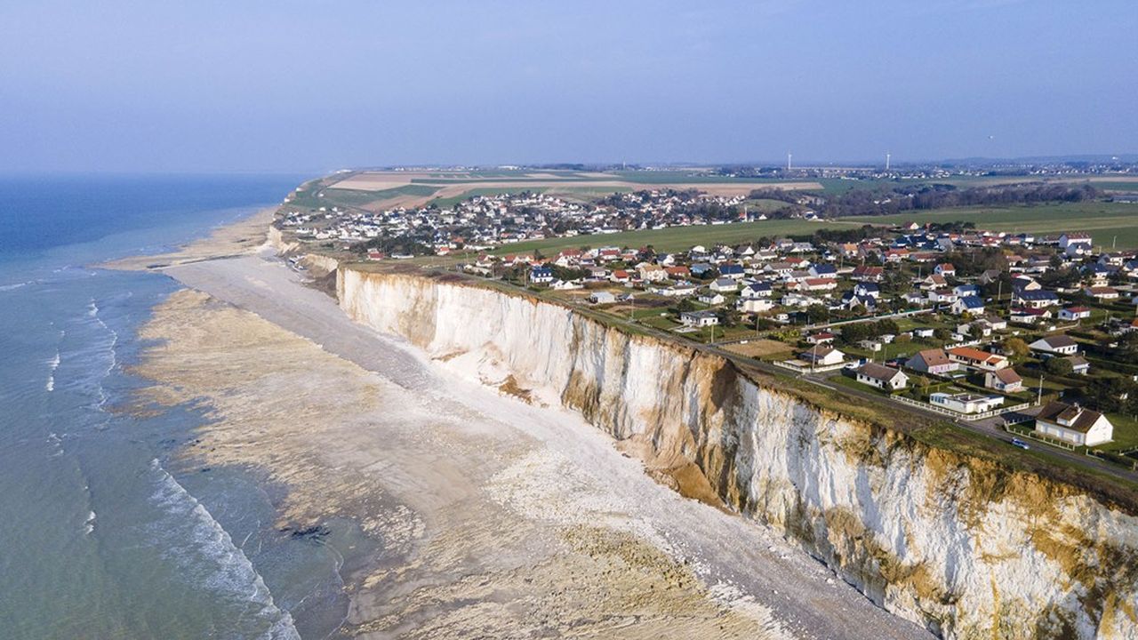 Erosion du littoral à Criel-sur-Mer, en Seine-Maritime. Chaque année, des pans entiers de la falaise se décrochent, menaçant des habitations.