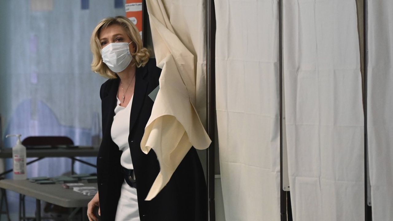 La patronne du RN, Marine Le Pen, quittant l'isoloir ce dimanche à Hénin-Beaumont (Hauts-de-France).