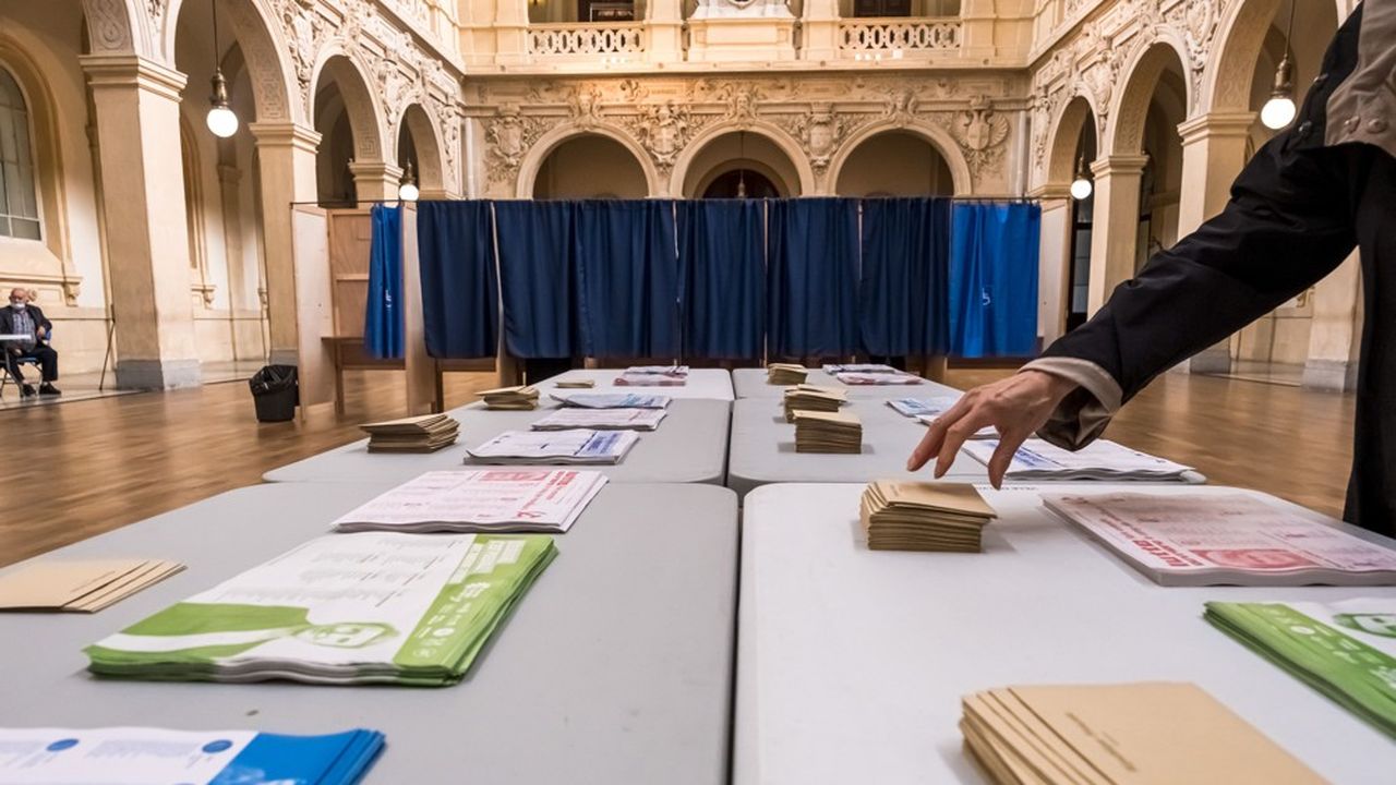 L'abstention dépasse les 65 % dans neuf des treize régions métropolitaines, soit un record tous scrutins confondus en France hors référendum.