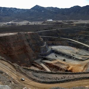 La mine est exploitée depuis le XIXe siècle. Le site se trouve en plein désert californien, à la lisière de la réserve mojave, à une heure au sud de Las Vegas (Nevada).