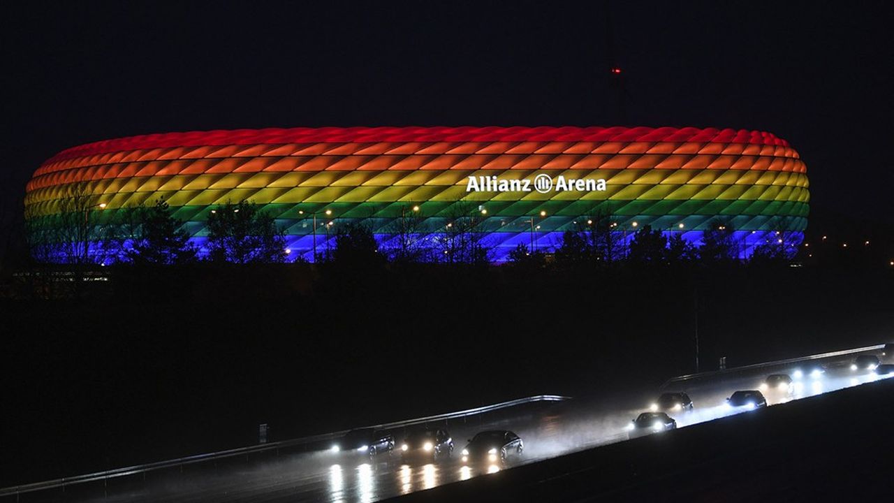 Le stade de Munich ne pourra pas être illuminé aux couleurs de l'arc-en-ciel mercredi, l'UEFA ne souhaitant pas véhiculer de message politique visant un pays.
