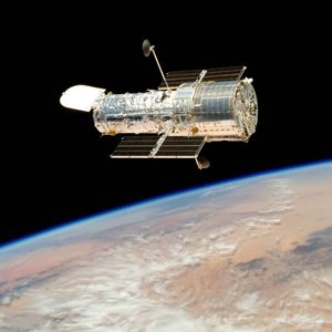 En orbite à environ 600 km d'altitude, Hubble effectue un tour complet de la Terre toutes les 95 minutes.