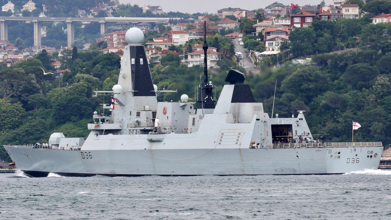 Le destroyer britannique HMS Defender a traversé le Bosphore pour se rendre en mer Noire mi juin.