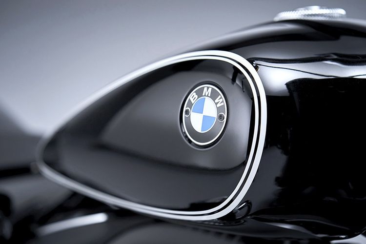 Le logo BMW aux couleurs de la Bavière n'empêche pas la R18 d'être fabriquée à Berlin.