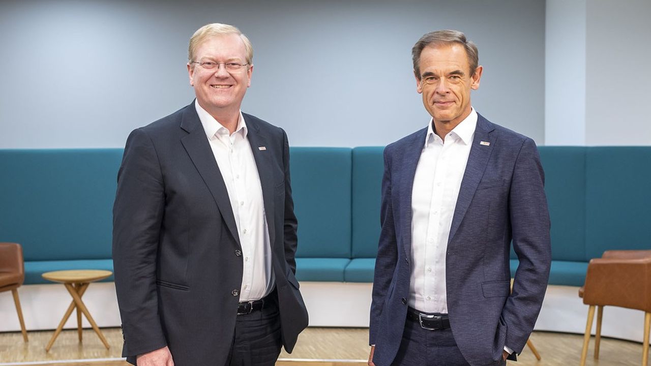 Stefan Hartung (à gauche), chef de la division mobilité, prendra la succession de Volkmar Denner (à droite) à la tête de l'équipementier Bosch en janvier prochain