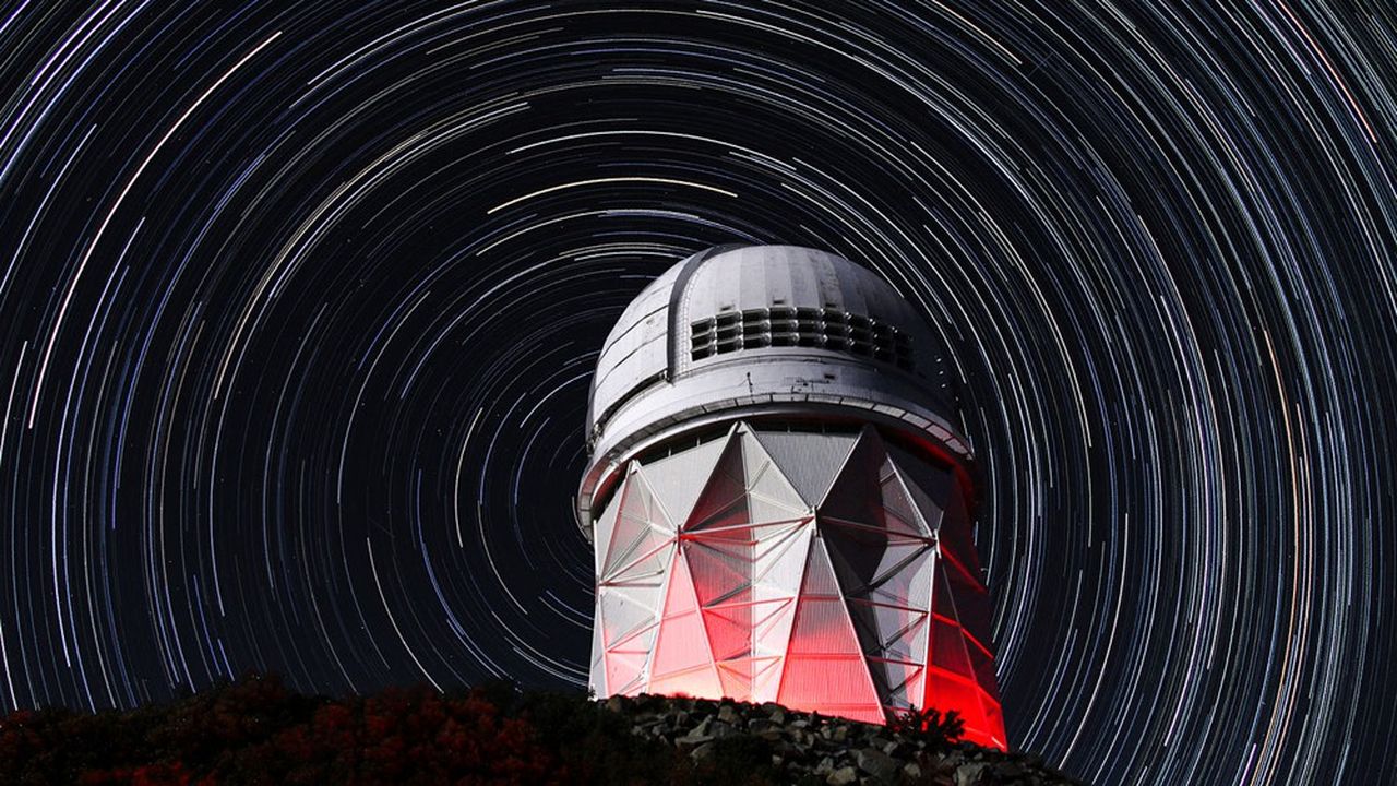 Le télescope Mayall de 4 mètres de diamètre, de l'observatoire de Kitt Peak dans l'Arizona, sur lequel a été installé l'instrument Desi.