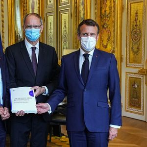 Les économistes Olivier Blanchard et Jean Tirole remettent leur rapport à Emmanuel Macron au palais de l'Elysée, le 23 juin 2021.