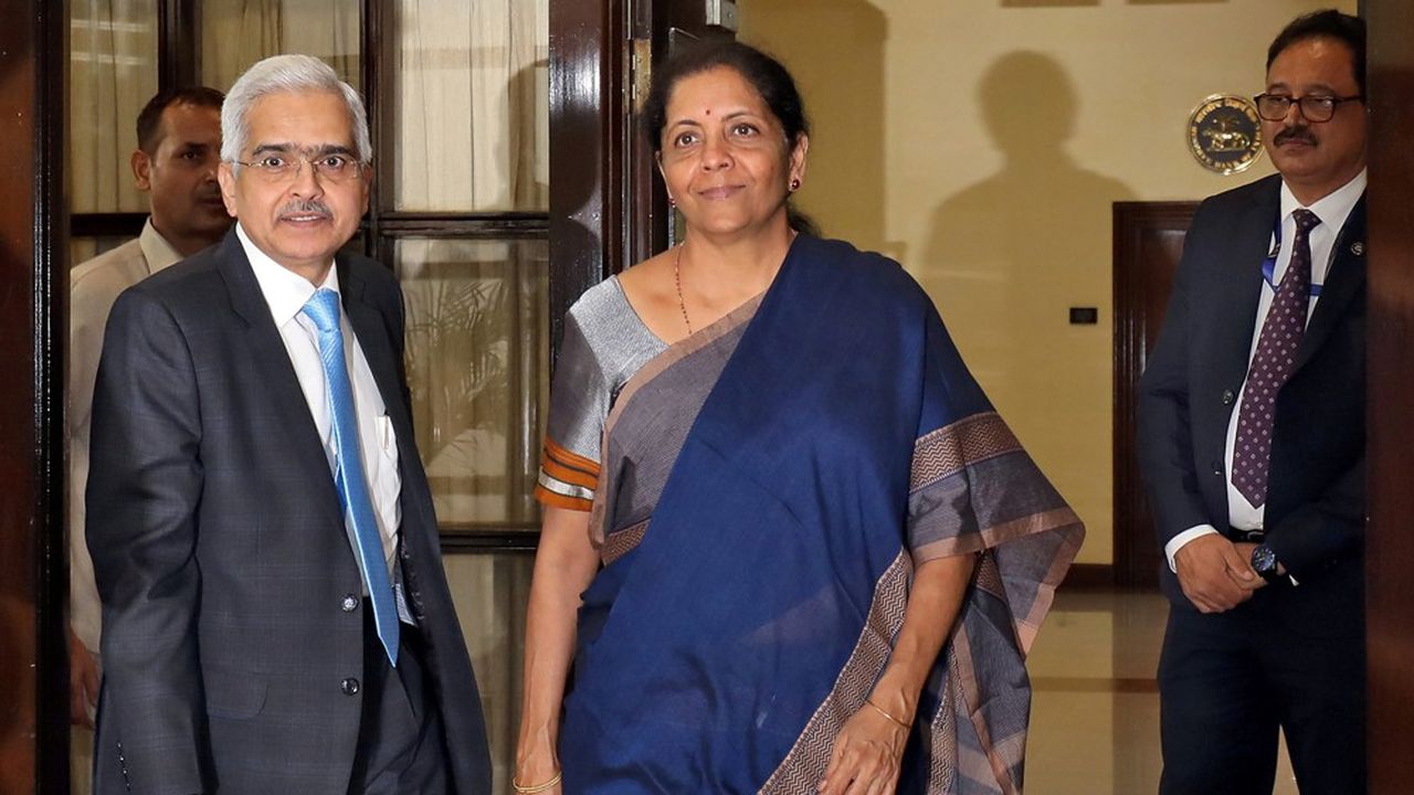 Le plan pourrait permettre d'injecter jusqu'à 71 milliards d'euros dans l'économie indienne, selon Nirmala Sitharaman, ici avec le gouverneur de la banque centrale, Shaktikanta Das.