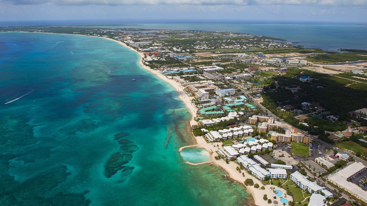 Vue aérienne de l'île de Grand Cayman dans les Caraïbes.