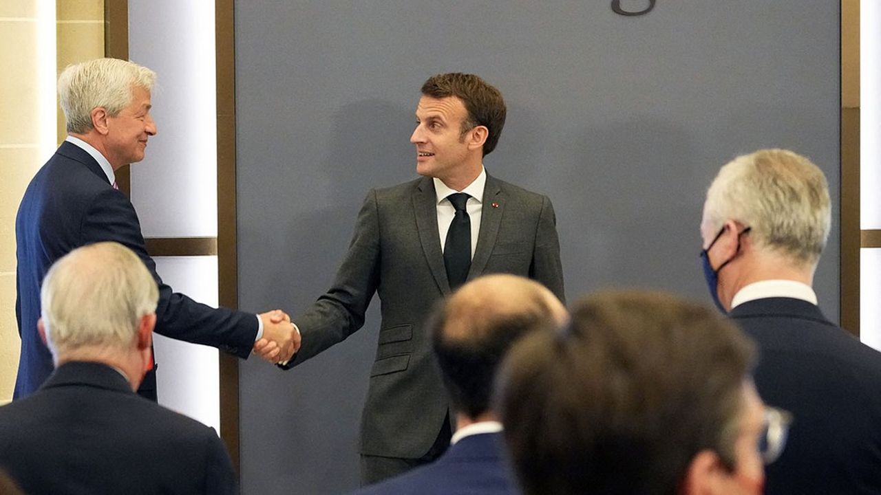Emmanuel Macron est venu saluer les transferts d'effectifs de la banque américaine JP Morgan dans ses nouveaux locaux place Saint-Honoré, rachetés à BNP Paribas. (Photo by Michel Euler/POOL/AFP)