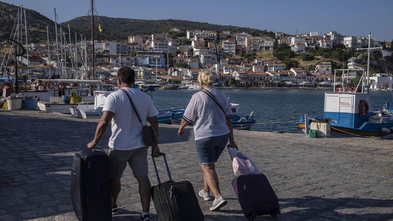 La Grèce (en photo, des touristes sur l'île de Samos en juin) est tout particulièrement prisée par les Français quand ils partent à l'étranger cet été.